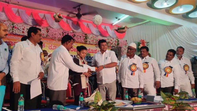 ಭಾರತ್ ಕೋ ಆಪರೇಟಿವ್ ಸೊಸೈಟಿ SMS ಪಾಸ್ ಬುಕ್ ವಿತರಿಸಿದ ಶಾಸಕ ಡಾ.ಸಿ.ಎಂ.ರಾಜೇಶ್ rajesh