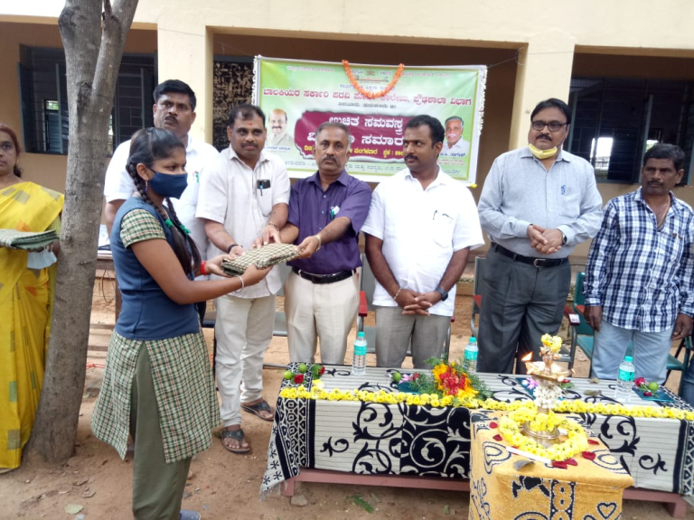 ಬಾಲಕಿಯರ ಸರ್ಕಾರಿ ಪದವಿ ಪೂರ್ವ ಕಾಲೇಜು ಮಕ್ಕಳಿಗೆ ಸಮವಸ್ತ್ರ ವಿತರಣೆ samavasthra