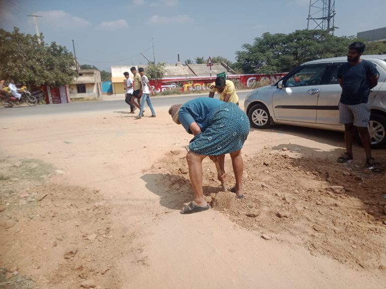 ರಸ್ತೆ ಬದಿಯ ಗುಂಡಿಗಳನ್ನು ಮುಚ್ಚಿದ ಶಿಕ್ಷಕ ದಂಪತಿ gundy