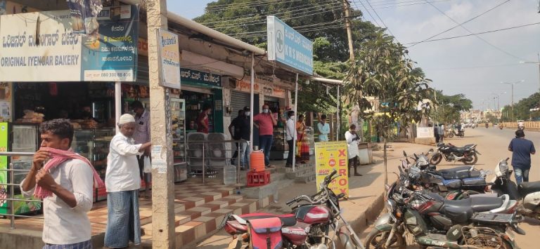 ವೀಕೆಂಡ್ ಕರ್ಫ್ಯೂನಿಂದ ಬೇಸತ್ತ ಹಿರಿಯೂರು ತಾಲ್ಲೂಕಿನ ಸಾರ್ವಜನಿಕರು