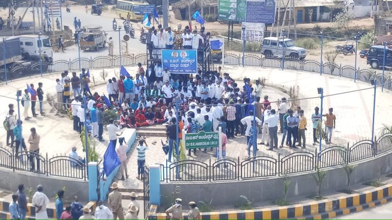 ನ್ಯಾಯಾಧೀಶ ಮಲ್ಲಿಕಾರ್ಜುನ ಗೌಡ ವಿರುದ್ಧ ಕ್ರಮಕ್ಕೆ ಅಂಬೇಡ್ಕರ್ ವಿದ್ಯಾರ್ಥಿ ಪರಿಷತ್ ಒತ್ತಾಯ protest