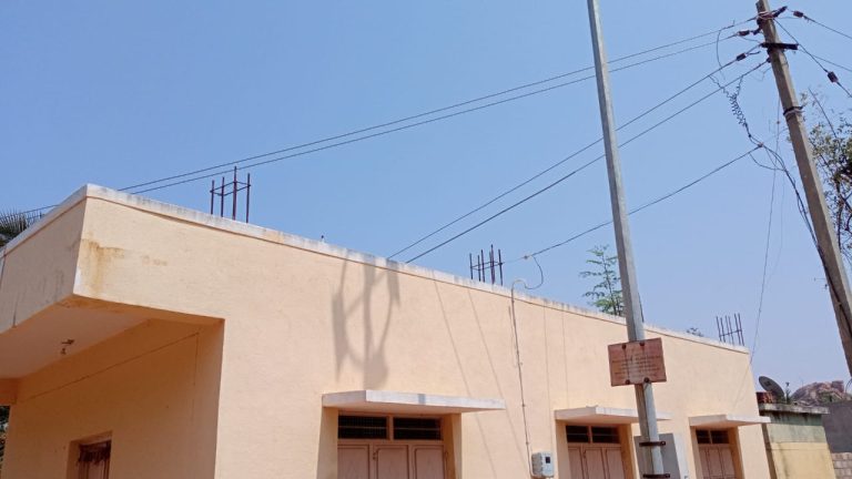 ಆತಂಕ ಸೃಷ್ಟಿಸಿರುವ ಅಂಬೇಡ್ಕರ್ ಭವನದ ಮೇಲೆ ಹಾದು ಹೋಗಿರುವ ವಿದ್ಯುತ್ ತಂತಿ! ambedkar bhavana