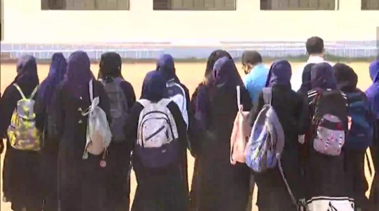 ಹಿಜಾಬ್ ತೆಗೆಯಲು ಶಾಲಾ-ಕಾಲೇಜುಗಳಲ್ಲಿ ಸ್ಥಳಾವಕಾಶ ಕಲ್ಪಿಸುವಂತೆ ಸರ್ಕಾರ ಸೂಚನೆ bijab