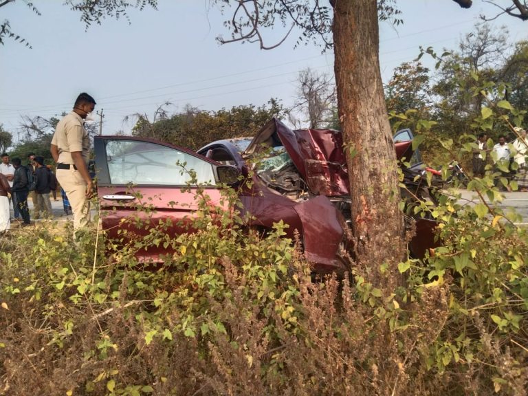 ಮರಕ್ಕೆ ಡಿಕ್ಕಿ ಹೊಡೆದ ಕಾರು: ಒಂದೇ ಕುಟುಂಬದ ನಾಲ್ವರ ದಾರುಣ ಸಾವು car accident