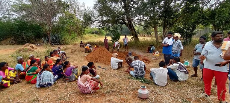 ಶವಸಂಸ್ಕಾರಕ್ಕೆ ಸ್ಮಶಾನವೇ ಇಲ್ಲದೇ ದಲಿತ ಕುಟುಂಬಗಳ ಪರದಾಟ dalith