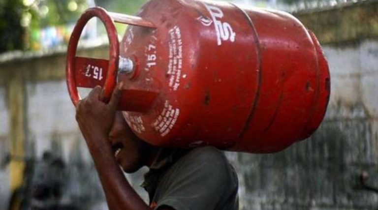 ವಾಣಿಜ್ಯ ಎಲ್ ಪಿಜಿ ಸಿಲಿಂಡರ್ ಬೆಲೆ 91ರೂ. ಇಳಿಕೆ..! gas