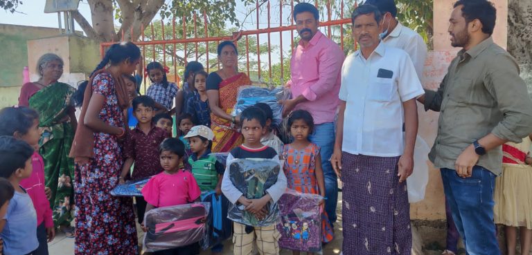 ಹೆಲ್ಪ್ ಸೊಸೈಟಿ ವತಿಯಿಂದ ಅಂಗನವಾಡಿ ಮಕ್ಕಳಿಗೆ ಬ್ಯಾಗ್, ಕಲಿಕಾ ಸಾಮಗ್ರಿ ವಿತರಣೆ help socity