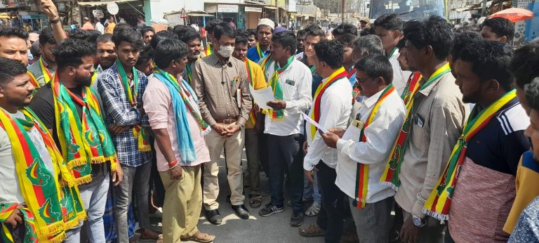 ರಸ್ತೆ ನವೀಕರಣಗೊಳಿಸಲು ಒತ್ತಾಯಿಸಿ ಜಯ ಕರ್ನಾಟಕ ಪ್ರತಿಭಟನೆ jaya karnataka