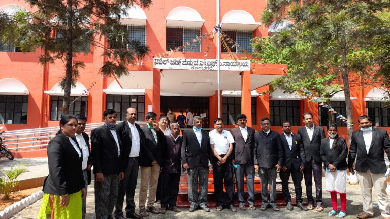 ಅಂಬೇಡ್ಕರ್ ಗೆ ಅವಮಾನ ವಿರೋಧಿಸಿ ಕಲಾಪ ಬಹಿಷ್ಕರಿಸಿದ ವಕೀಲರು koratagere