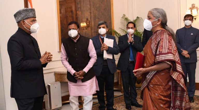 ಬಜೆಟ್ ಮಂಡನೆಗೂ ಮುನ್ನ ರಾಷ್ಟ್ರಪತಿ ಭೇಟಿ ಮಾಡಿದ ಸಚಿವೆ nirmala