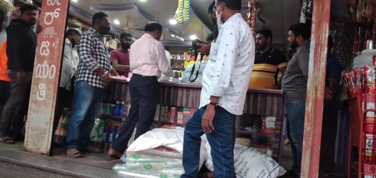 ನಿಷೇಧಿತ ಪ್ಲಾಸ್ಟಿಕ್ ವಸ್ತುಗಳ ಮಾರಾಟಗಾರರ ಮೇಲೆ ದಾಳಿ: ದಂಡ ವಸೂಲಿ plastic