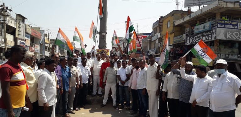 ತಿಪಟೂರು: ಸಚಿವ ಈಶ್ವರಪ್ಪ ವಿರುದ್ಧ ಕಾಂಗ್ರೆಸ್ ಬೃಹತ್ ಪ್ರತಿಭಟನೆ tipaturu