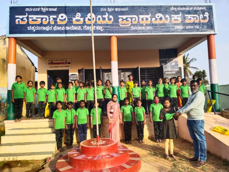 ಶಾಲಾ ಮಕ್ಕಳಿಗೆ ಉಚಿತ ಸಮವಸ್ತ್ರ ವಿತರಣೆ tipaturu