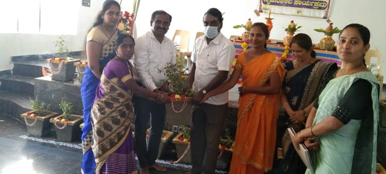 ಶ್ರೀಕ್ಷೇತ್ರ ಧರ್ಮಸ್ಥಳ ಗ್ರಾಮೀಣ ಅಭಿವೃದ್ಧಿ ಸಂಸ್ಥೆ: ಹೆಣ್ಣು ಮಕ್ಕಳಿಗೆ ತುಳಸಿಕಟ್ಟೆ ವಿತರಣೆ tulasi