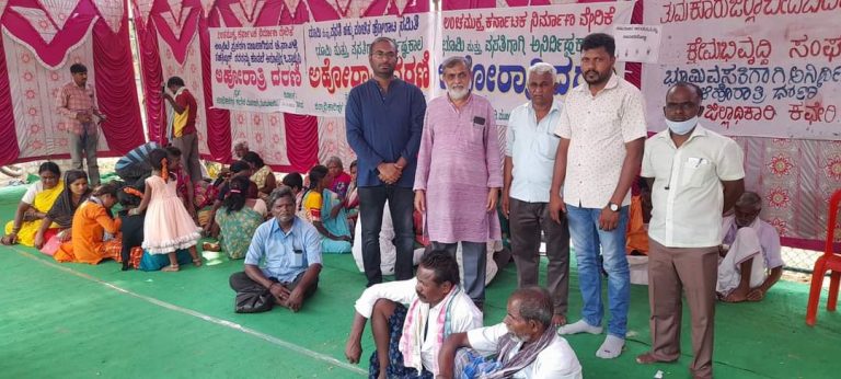 ಭೂಮಿ ವಸತಿ ರಹಿತರ ಮೊದಲ ದಿನದ ಧರಣಿ: ಮಳೆಯನ್ನೂ ಲೆಕ್ಕಿಸದೇ ಧರಣಿ dharani