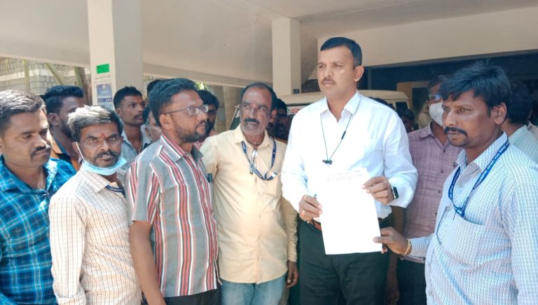 ಗ್ರಾಮ ಸಹಾಯಕನಿಗೆ ಹಲ್ಲೆ: ಆರೋಪಿಗಳ ಬಂಧನಕ್ಕೆ ಒತ್ತಾಯಿಸಿ ತಹಶೀಲ್ದಾರರಿಗೆ ಮನವಿ manavi