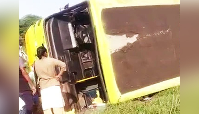 ಭೀಕರ ಅಪಘಾತಕ್ಕೆ ಬೆಚ್ಚಿ ಬಿದ್ದ ಜನ: ಉರುಳಿ ಬಿದ್ದ ಸರ್ಕಾರಿ ಬಸ್ bus