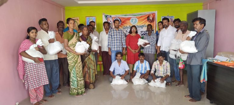 ಸಿದ್ದಗಂಗಾ ಶ್ರೀಗಳ ಜನ್ಮದಿನ, ಯುಗಾದಿ ಅಂಗವಾಗಿ ಹೆಲ್ಪ್ ಸೊಸೈಟಿ ದಿನಸಿ ಕಿಟ್ ವಿತರಣೆ dinasikit