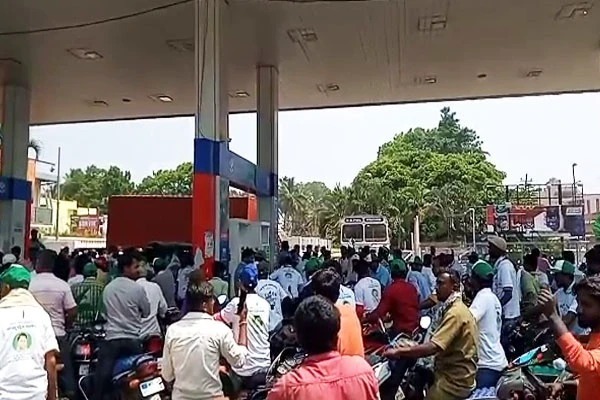 ಜೆಡಿಎಸ್ ಜಲಧಾರೆ: ಉಚಿತ ಪೆಟ್ರೋಲ್ ಗೆ ಮುಗಿಬಿದ್ದ ಜನ free petrol