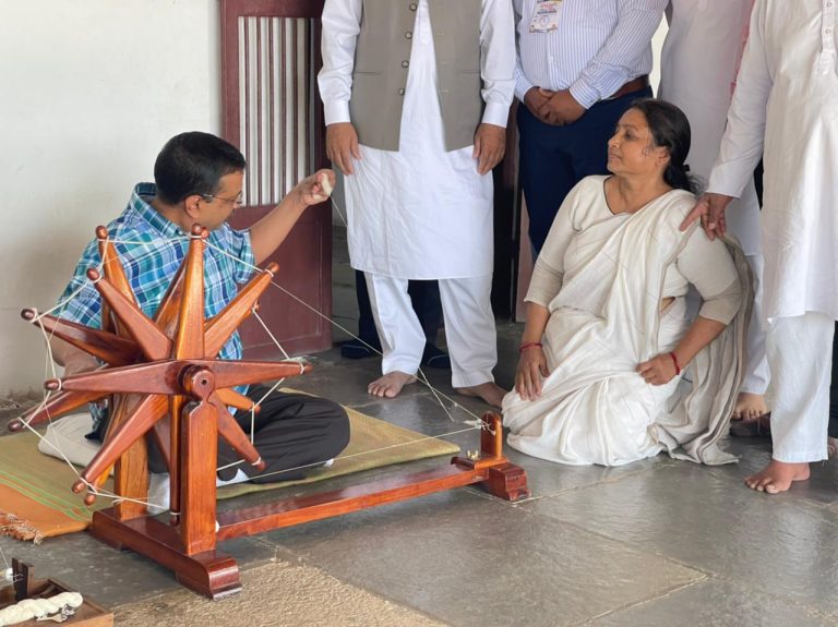 ಗುಜರಾತ್ ಗೆ ಕಾಲಿಟ್ಟ ಕೇಜ್ರಿವಾಲ್: ಶುರುವಾಯ್ತು ನಾನಾ ಚರ್ಚೆ kejriwal