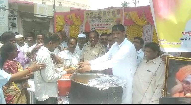 ವಿಶ್ವದ ಮಹಾನ್ ಮಾನವತಾವಾದಿ ಡಾ.ಶಿವಕುಮಾರ ಮಹಾಸ್ವಾಮೀಜಿ: ಇಕ್ಬಾಲ್ ಅಹಮದ್ shivakumara swamiji