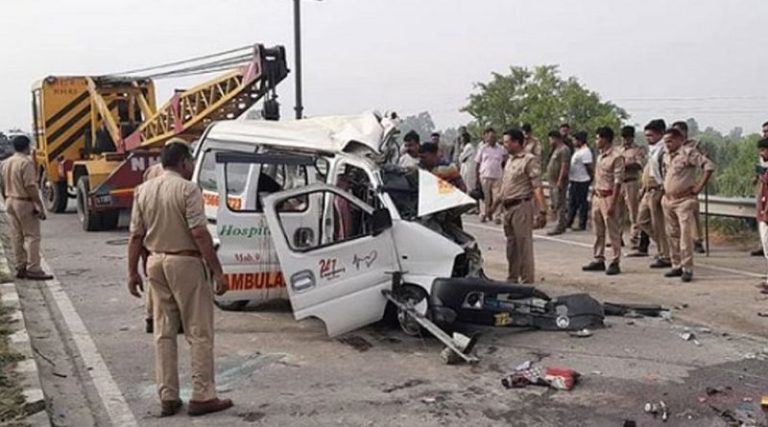 ಡಿವೈಡರ್ ಗೆ ಡಿಕ್ಕಿ ಹೊಡೆದ ಆ್ಯಂಬುಲೆನ್ಸ್, ಒಂದೇ ಕುಟುಂಬದ 6 ಮಂದಿ ಸೇರಿ 7 ಜನರ ಸಾವು..! acident