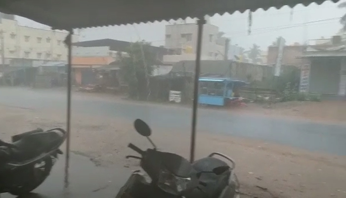 ಹಿರಿಯೂರು ನಗರದಲ್ಲಿ ಬಿರುಗಾಳಿ ಸಹಿತ ಭಾರೀ ಆಲಿಕಲ್ಲು ಮಳೆ rain