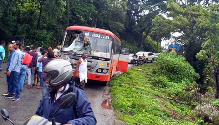 ಕಾರು-ಕೆಎಸ್ಸಾರ್ಟಿಸಿ ಬಸ್ ನಡುವೆ ಭೀಕರ ಅಪಘಾತ: ಇಬ್ಬರು ಸ್ಥಳದಲ್ಲೇ ಸಾವು hasana