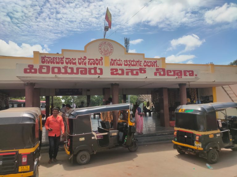 ಸ್ವಚ್ಛತೆ ಇಲ್ಲದೇ ಗಬ್ಬು ನಾರುತ್ತಿರುವ ಹಿರಿಯೂರು ಸಾರಿಗೆ ಬಸ್ ನಿಲ್ದಾಣ: ಸಾರ್ವಜನಿಕರ ಅಸಮಾಧಾನ hiriyuau bus