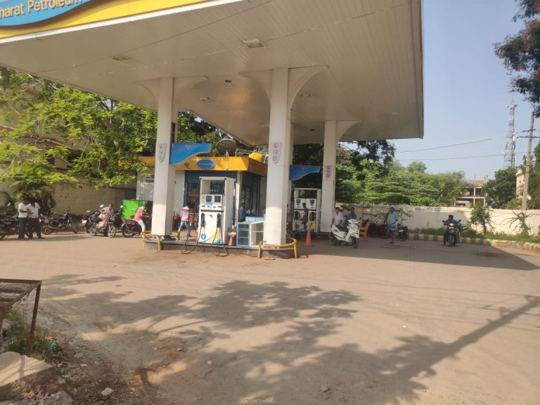 ಪೆಟ್ರೋಲ್ ಬಂಕ್ ನಲ್ಲಿ ಗ್ರಾಹಕರಿಗೆ ಮೋಸ: ಸಾರ್ವಜನಿಕರ ಆಕ್ರೋಶ petrol