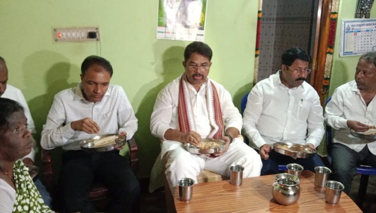 ದಲಿತರ ಮನೆಯ ರೊಟ್ಟಿ, ಉಪ್ಪಿಟ್ಟು, ಚಿತ್ರಾನ್ನ ಸವಿದ ಕಂದಾಯ ಸಚಿವರು r ashok