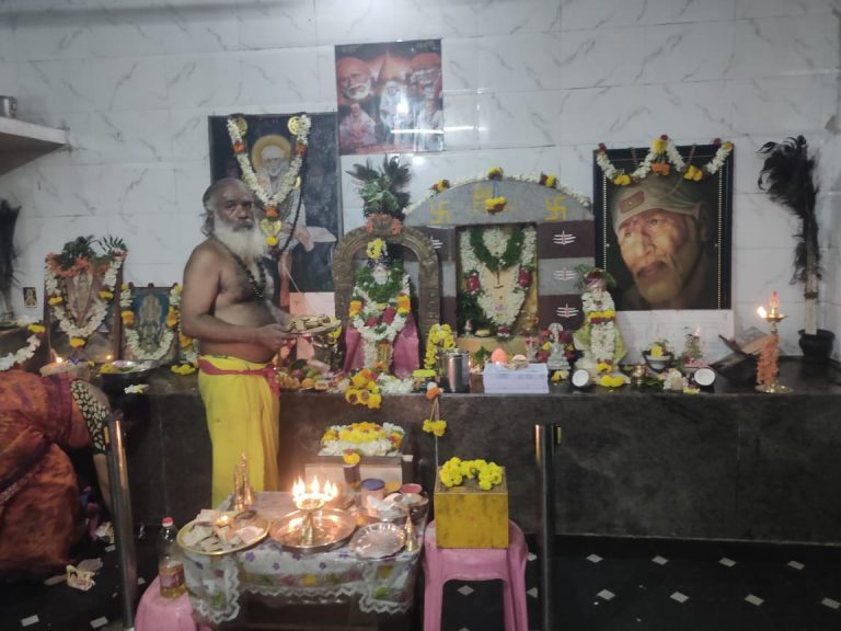 ವಾರದ ಪ್ರಯುಕ್ತ ಉದ್ಬವ ಓಂ ಶ್ರೀ ಸಾಯಿಬಾಬಾ ಸ್ವಾಮಿಗೆ ಭಕ್ತಾದಿಗಳಿಂದ ವಿಶೇಷ ಪೂಜೆ sai baba