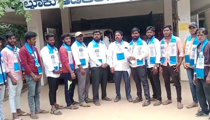 ರಸ್ತೆ ಅಗಲಿಕರಣಕ್ಕೆ ಅಂಬೇಡ್ಕರ್ ಸ್ವಾಭಿಮಾನಿ ಸೇನೆ ಒತ್ತಾಯ ambedkar sene