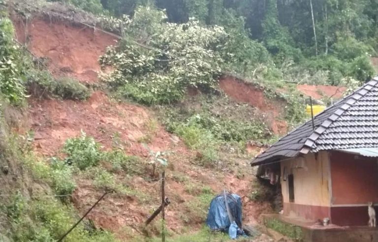 ಗುಡ್ಡ ಕುಸಿತ -ಮನೆಗಳಿಗೆ ಹಾನಿ ಸಂಭವಿಸಿ ಅಪಾರ ನಷ್ಟ mane kusitha
