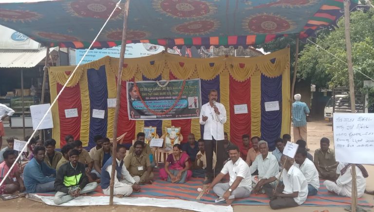 ಪೌರಕಾರ್ಮಿಕರನ್ನು ಕಾಯಂಗೊಳಿಸಲು ಒತ್ತಾಯಿಸಿ ಅನಿರ್ದಿಷ್ಟಾವಧಿ ಧರಣಿ powra karmika