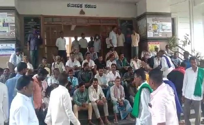 ದೇವನೂರು ವಿರುದ್ಧ ಅವಹೇಳನಾಕಾರಿ ಹೇಳಿಕೆ: ಪ್ರತಾಪ್ ಸಿಂಹ ವಿರುದ್ಧ ಪ್ರತಿಭಟನೆ protest