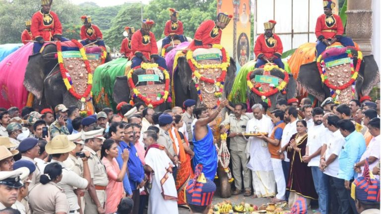 ಅರಮನೆ ಆವರಣದಲ್ಲಿ ಗಜಪಡೆಗೆ ಅದ್ಧೂರಿ ಸ್ವಾಗತ aramane