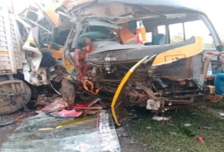 ಶಾಲಾ ಬಸ್ ಮತ್ತು ಲಾರಿ ನಡುವೆ ಭೀಕರ ಅಪಘಾತ : ಚಾಲಕರಿಬ್ಬರ ಸಾವು athinne