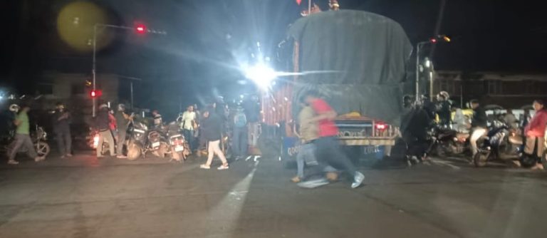 ಚನ್ನಮ್ಮ ಪುತ್ಥಳಿಯ ಕಟ್ಟೆಗೆ ಲಾರಿ ಡಿಕ್ಕಿ belagavi