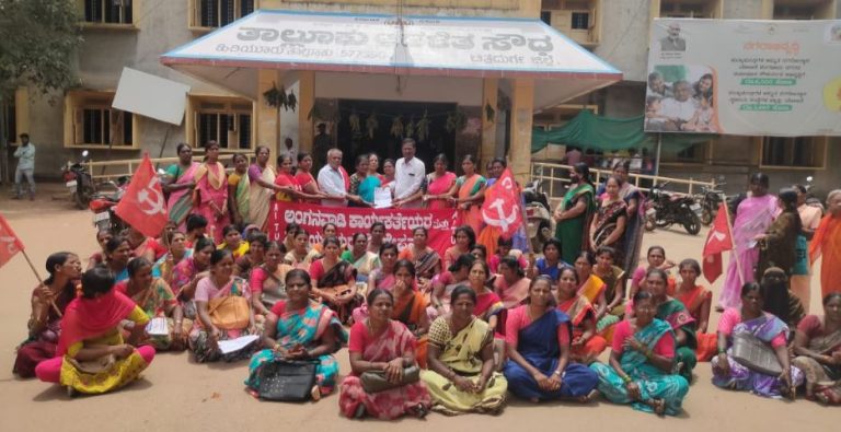 ಹಿರಿಯೂರು: ಬೀದಿಗಿಳಿದ ಅಂಗನವಾಡಿ ಕಾರ್ಯಕರ್ತೆಯರು: ಸುಪ್ರೀಂ ಕೋರ್ಟ್ ತೀರ್ಪು ಜಾರಿಗೆ ಒತ್ತಾಯ! hiriyuru