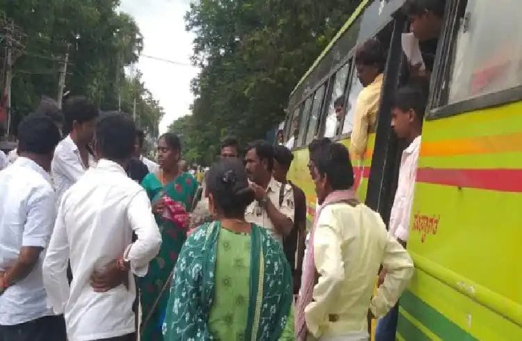 ಬಸ್ ನಿಲ್ದಾಣದಲ್ಲಿಯೇ 9 ಲಕ್ಷ ರೂ. ಮೌಲ್ಯದ ಚಿನ್ನದ ಸರ ಎಗರಿಸಿದ ಕಳ್ಳರು kopalla