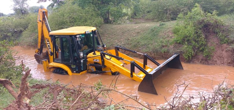 ಅಂಬೇಡ್ಕರ್ ವಸತಿ ಶಾಲೆ ಜಲದಿಗ್ಬಂಧನ: 3 ದಿನ ರಜೆ ಘೋಷಣೆ madugire