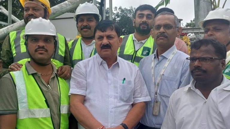 ಮಳೆಯಲ್ಲಿ ನೆನೆದುಕೊಂಡೆ ಅಭಿವೃದ್ಧಿ ಯೋಜನೆ ಲೋಕಾರ್ಪಣೆಗೊಳಿಸಿದ ಸಚಿವರು malle