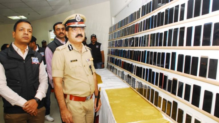 ಇಬ್ಬರು ಮೊಬೈಲ್ ಸುಲಿಗೆಕೋರರ ಸೆರೆ, 512 ಸ್ಮಾರ್ಟ್ ಫೋನ್ ವಶ mobile