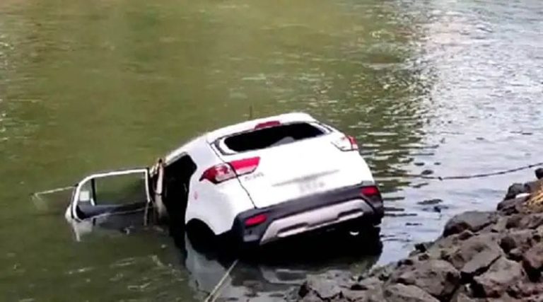 ಕಾಲುವೆಗೆ ಕಾರು ಪಲ್ಟಿ : ಇಬ್ಬರು ಸಾವು, ಓರ್ವ ನಾಪತ್ತೆ rayachur