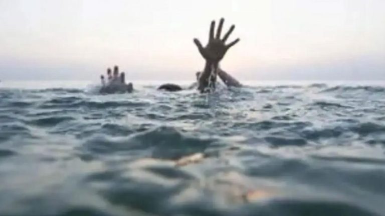 ಸಮುದ್ರದಲ್ಲಿ ಮುಳುಗುತ್ತಿದ್ದ ಇಬ್ಬರು ಪ್ರವಾಸಿಗರನ್ನು ರಕ್ಷಿಸಿದ ಅಲರ್ಟ್ ಲೈಫ್ ಗಾರ್ಡ್ sea