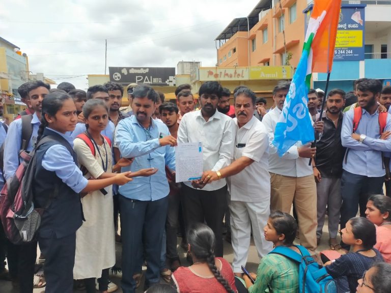 ಪರೀಕ್ಷಾ ಶುಲ್ಕ ಹೆಚ್ಚಳ ಆದೇಶ ಹಿಂಪಡೆಯಲು ಒತ್ತಾಯಿಸಿ ಪ್ರತಿಭಟನೆ thipatur