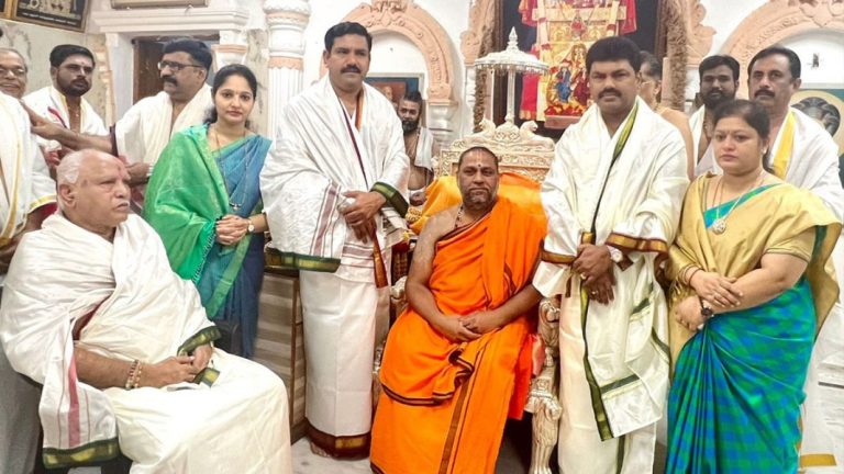 ಮಂತ್ರಾಲಯದ ರಾಯರ ಸನ್ನಿದಿಯಲ್ಲಿ 2023ರ ಚುನಾವಣಾ ಕುರಿತು ಭವಿಷ್ಯ ನುಡಿದ ಬಿಎಸ್ವೈ yadiurappa