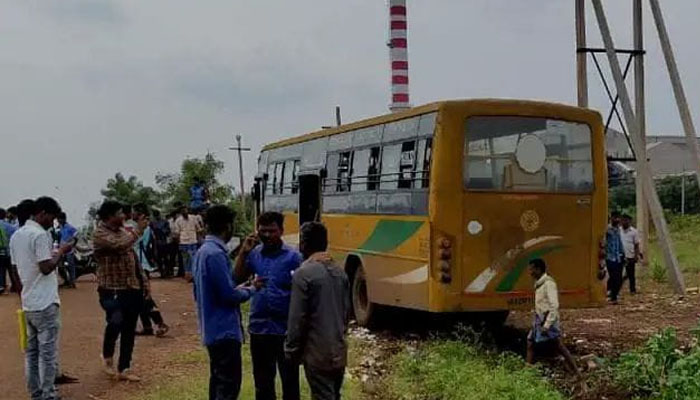 ಬಸ್ ಡಿಕ್ಕಿ: ದೇವಸ್ಥಾನಕ್ಕೆ ಹೋಗುತ್ತಿದ್ದ ಮಹಿಳೆ ಸಾವು bus