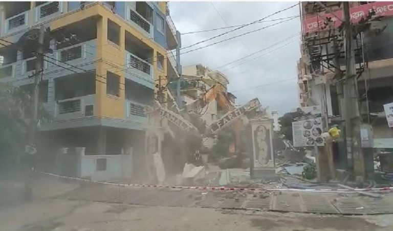 ಹಕ್ಕಿಪಿಕ್ಕಿ, ದಲಿತರ ಮನೆ ತೆರವು; ಜೆಸಿಬಿಗೆ ಅಡ್ಡಲಾಗಿ ಮಲಗಿ ಪ್ರತಿಭಟನೆ, ಆತ್ಮಹತ್ಯೆಗೆ ಯತ್ನ! hakkipikki